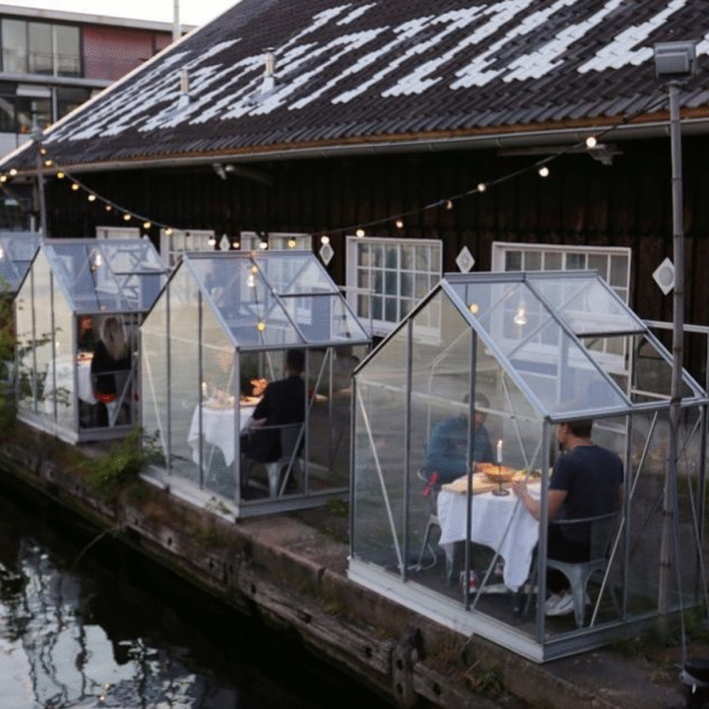 Restaurante em Amsterdã usa cabines para manter distanciamento social